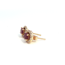 Aretes Stud de Rubí con Halo de Diamantes en Oro Amarillo