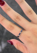 EX296 - Anillo de Zafiros y Diamantes en Oro Blanco