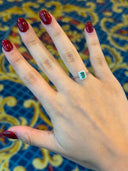 EX142 - Anillo Con Esmeralda y Diamantes en Oro Blanco