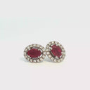Aretes Stud de Rubí con Halo de Diamantes en Oro Blanco